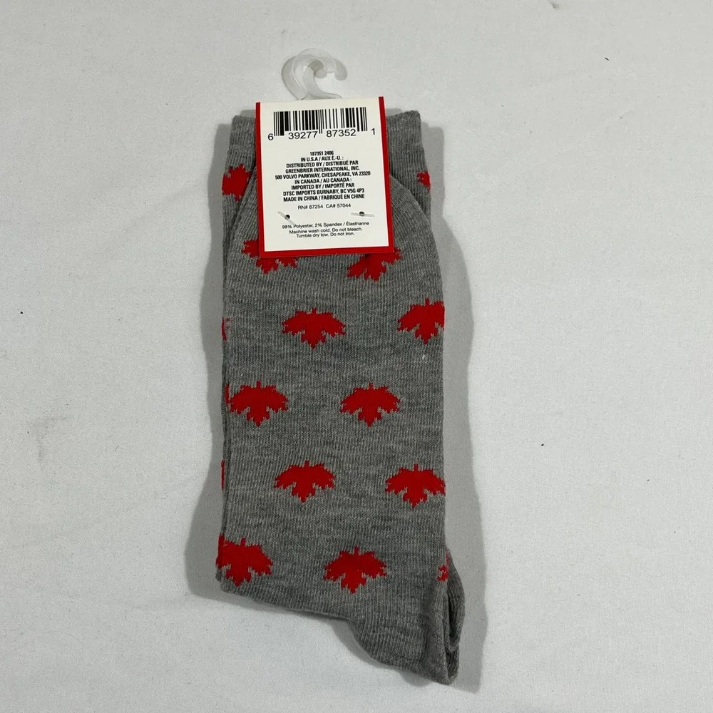 Greenbrier International Canada Crew Socks Mens 6-12 Grey Red Maple Leaf Pattern